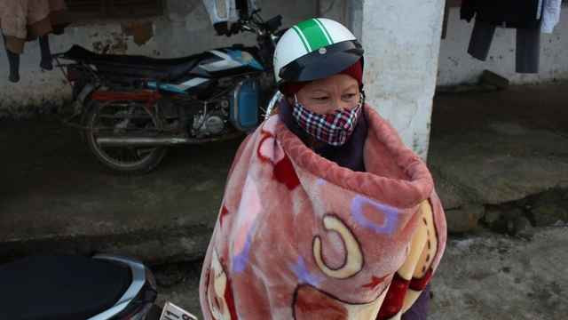 Tuy nhiên, thực tế đã chứng minh, cho dù là người cầm lái hay là người ngồi sau xe, việc quấn chăn ra đường sẽ rất dễ gây ra những tai nạn giao thông đáng tiếc.