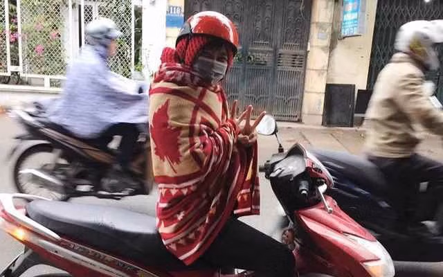 Mới vừa được đăng tải cách đây chưa lâu nhưng những hình ảnh cuốn chăn điều khiển xe máy ngày rét đã thu hút rất nhiều lượt tương tác.