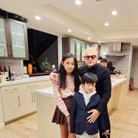 Ngoài ra, con dâu tỷ phú Hoàng Kiều còn show khoảnh khắc selfie bên anh xã đại gia. Trong ảnh, nếu siêu mẫu diện set đồ đơn giản để tóc xõa thì anh xã lại gây chú ý với diện mạo khác lạ.