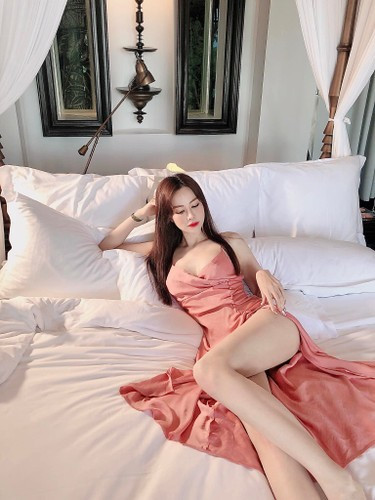 Thiếu gia Sammy Hoàng là con trai thứ của tỷ phú Hoàng Kiều. Cả 2 nên duyên sau một lần tham gia chương trình từ thiện. Hiện cả hai đã có với nhau 2 con, 1 trai và 1 gái.