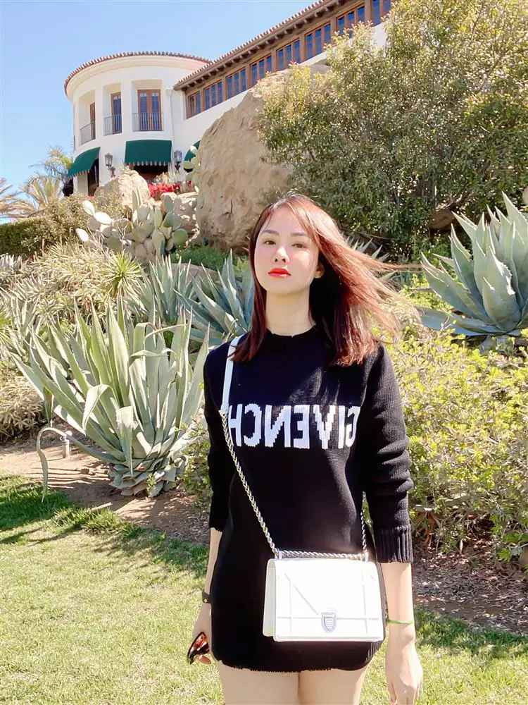 Khi bị mọi người thắc mắc về diện mạo lạ lẫm, sau đó hot mom 2 con phải đính chính ông xã chỉ cắt tóc ngắn và nhuộm màu trắng nên mọi người mới hiểu lầm như vậy.