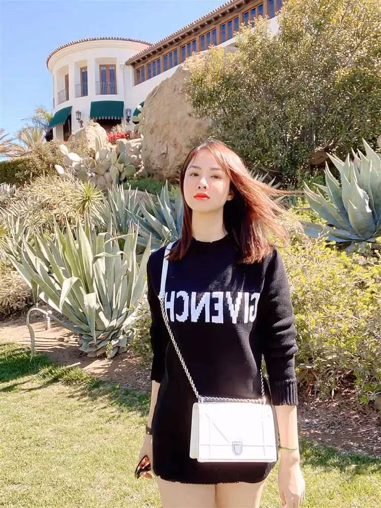 Khi bị mọi người thắc mắc về diện mạo lạ lẫm, sau đó hot mom 2 con phải đính chính ông xã chỉ cắt tóc ngắn và nhuộm màu trắng nên mọi người mới hiểu lầm như vậy.