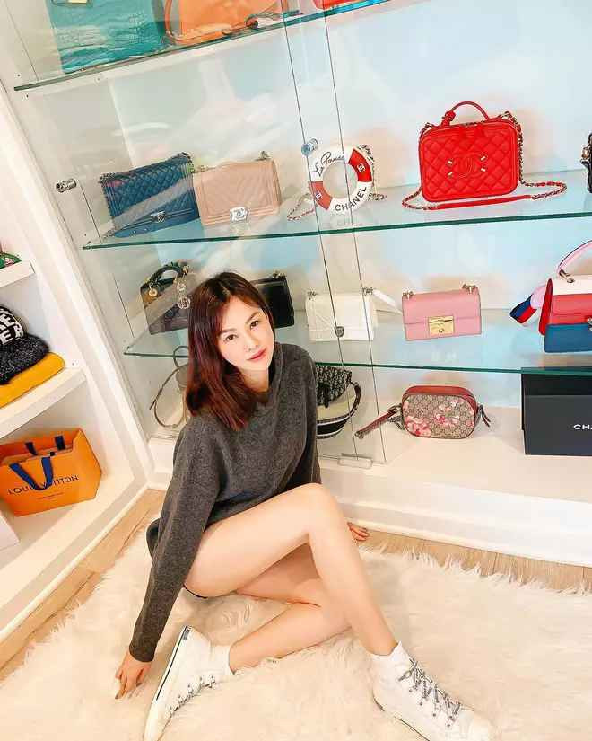 Ở khoảnh khắc chụp chính diện, Sammy Hoàng trông khá gầy, đầu như "cạo trọc".