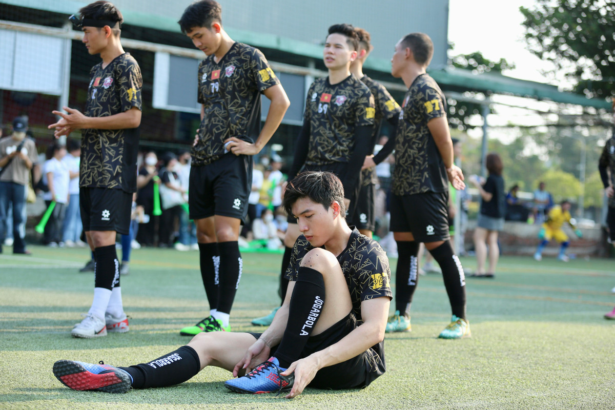 Dù là những cầu thủ nghiệp dư nhưng các ngôi sao giải trí Việt Nam khởi động trước trận đấu vô cùng chuyên nghiệp.