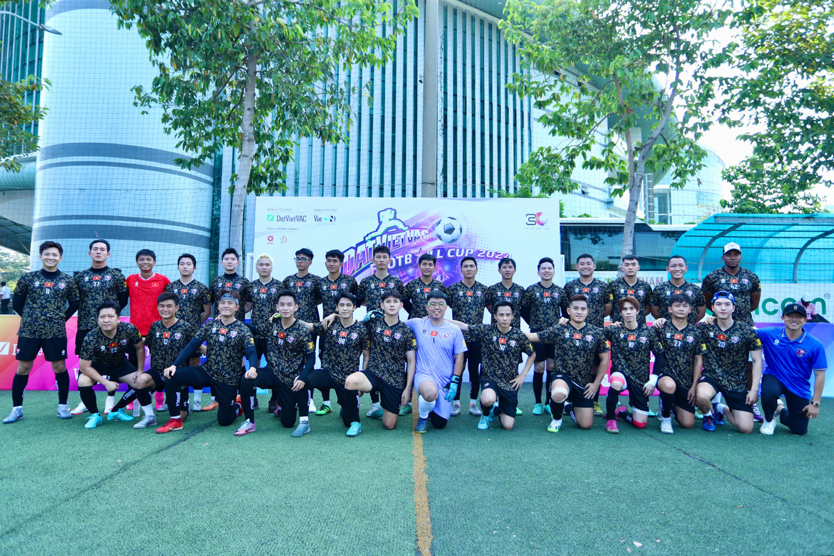 Ngay từ rất sớm dàn nghệ sĩ Việt đã có mặt tại cụm sân cỏ nhân tạo trên đường Chu Văn An - TP HCM để chuẩn bị cho giải đấu.