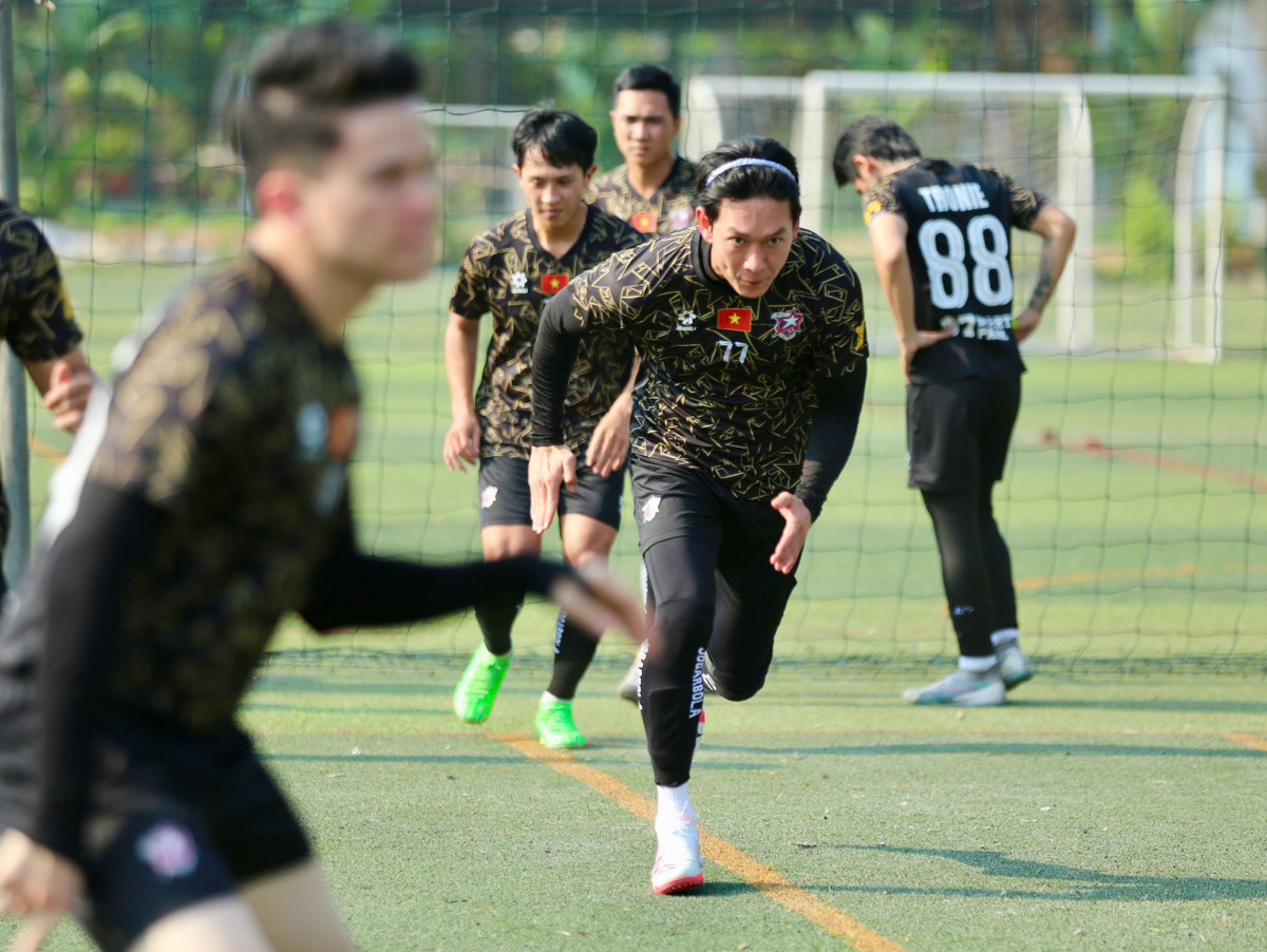 Theo tìm hiểu, đây cũng là mẫu áo tập luyện thứ 3 của đội tuyển Việt Nam ngoài màu hồng và màu tím từng được những Quang Hải, Hoàng Đức, Tiến Linh hay Văn Toàn đã khoác lên mình hồi tháng 3 vừa qua tại Vòng loại World Cup 2026.