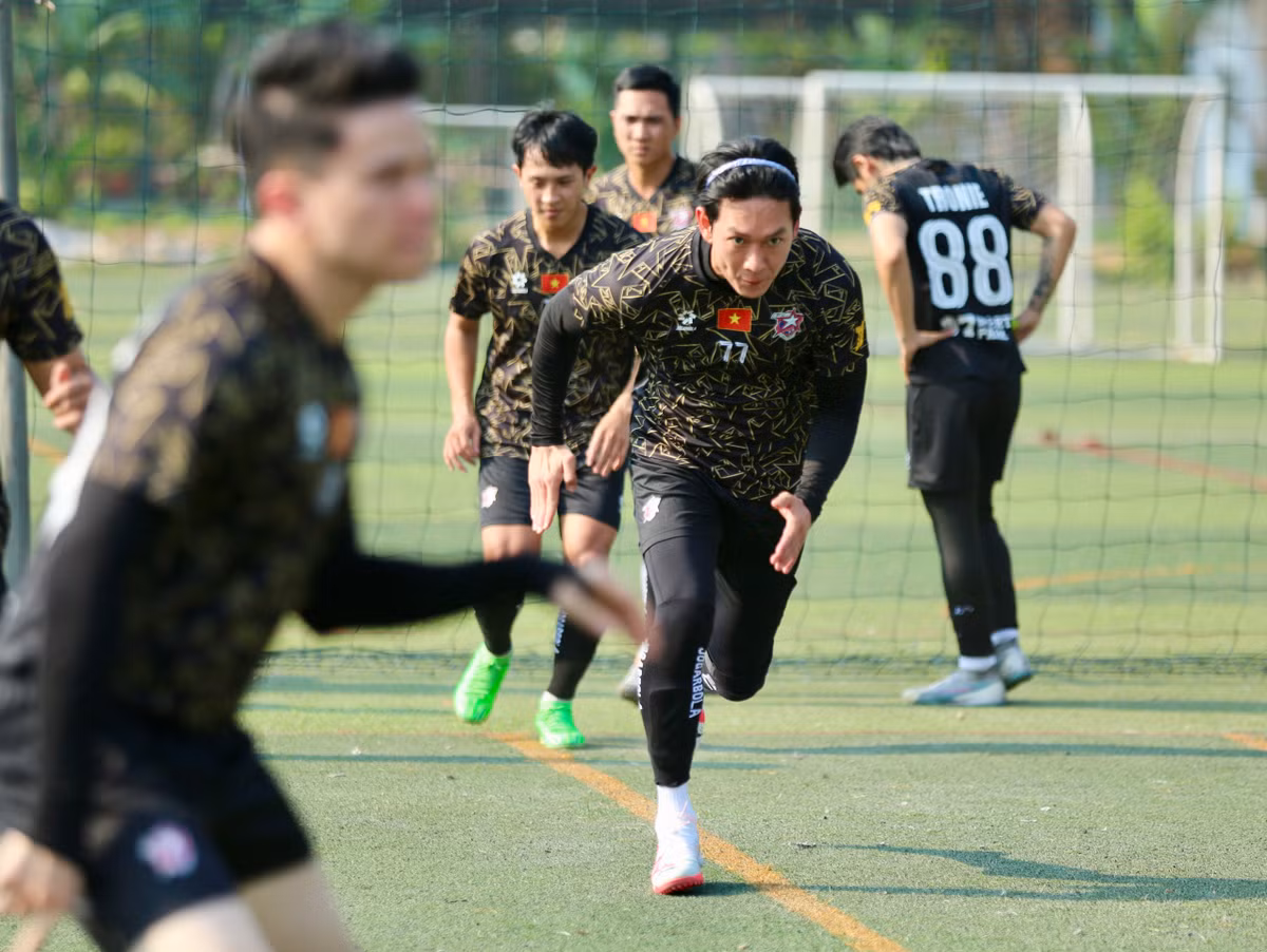 Theo tìm hiểu, đây cũng là mẫu áo tập luyện thứ 3 của đội tuyển Việt Nam ngoài màu hồng và màu tím từng được những Quang Hải, Hoàng Đức, Tiến Linh hay Văn Toàn đã khoác lên mình hồi tháng 3 vừa qua tại Vòng loại World Cup 2026.