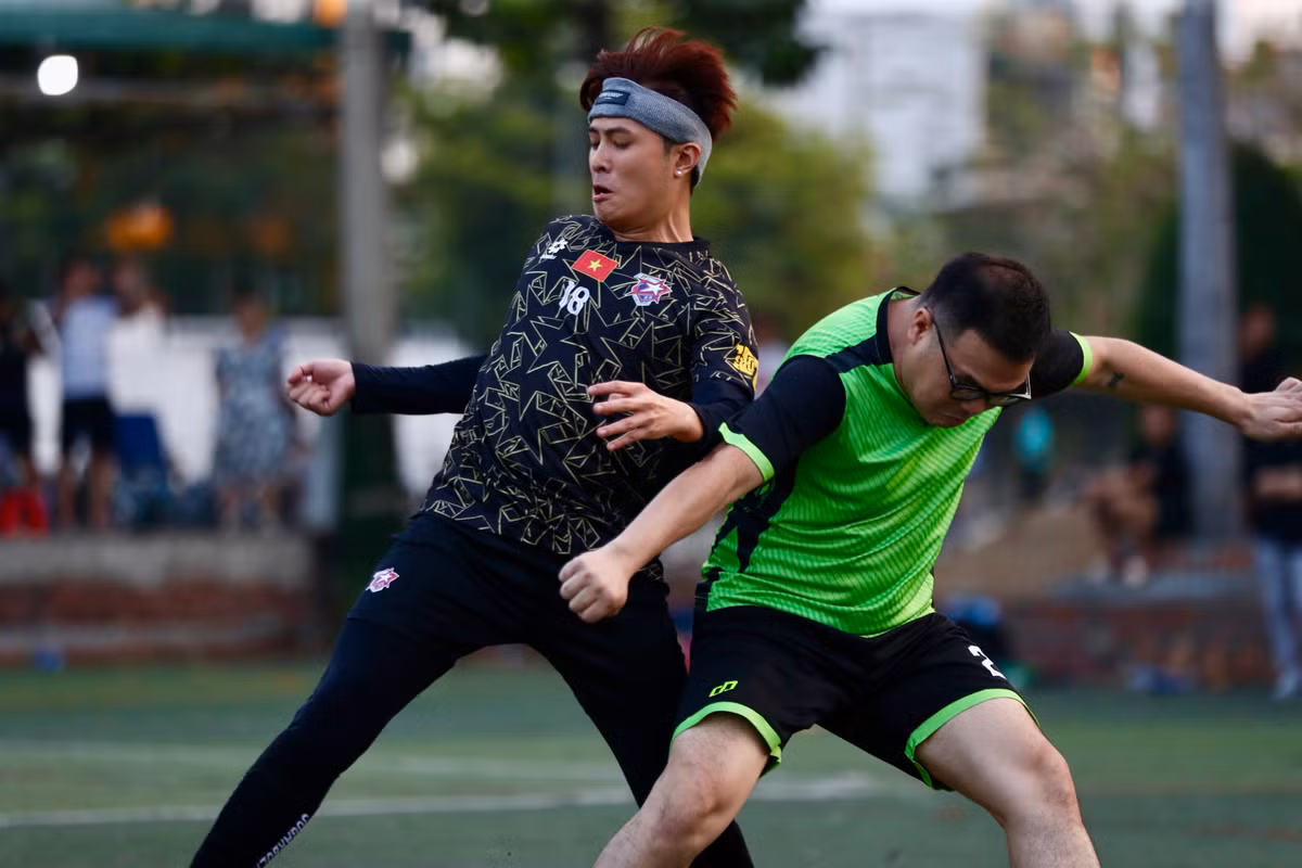 Nam ca sĩ, diễn viên Gin Tuấn Kiệt có pha tranh chấp bóng quyết liệt trong trận đấu All Star.