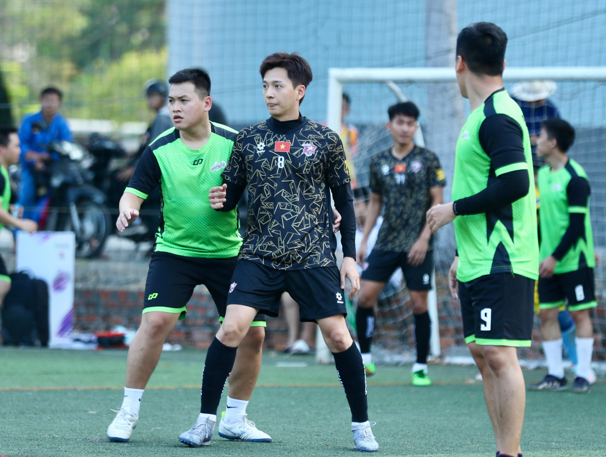 Không chỉ diễn hay mà các ca sĩ, rapper, streamer Việt Nam cũng khá có năng khiếu trên sân cỏ khi có những pha bóng được có chuyên môn.