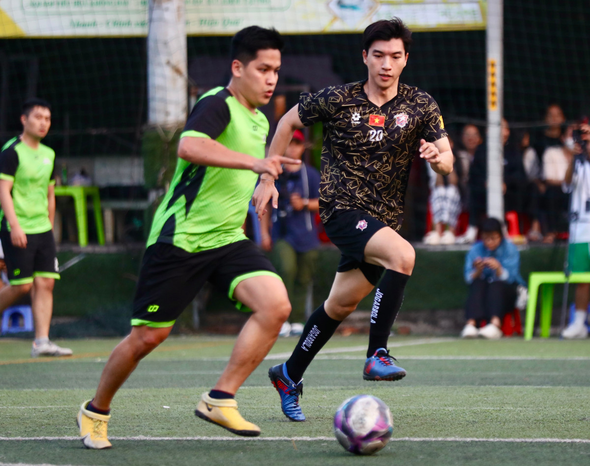 Đẹp trai, hát hay, "anh chồng quốc dân" Hieu Thu Hai còn mạnh mẽ trên sân bóng.