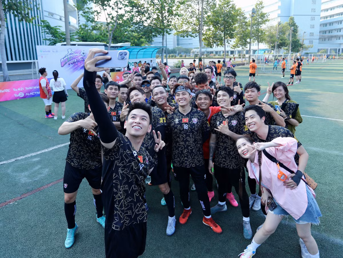 Sức hút của giải đấu cúp được tổ chức trong 1 ngày này đã thu hút sự chú ý không nhỏ từ NHM bởi họ muốn tận mắt xem tài chơi bóng của các ngôi sao giải trí đình đám showbiz Việt Nam ra sao?