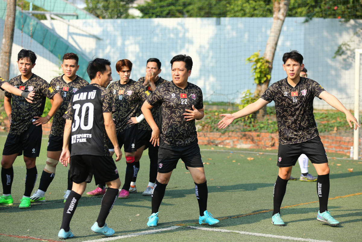 Điều khiến nhiều người chú ý khi các ngôi sao giải trí Việt xuất hiện trên sân bóng là chiếc áo đấu của nhà tài trợ Jorgabola Việt Nam với họa tiết đen vàng nổi bật.