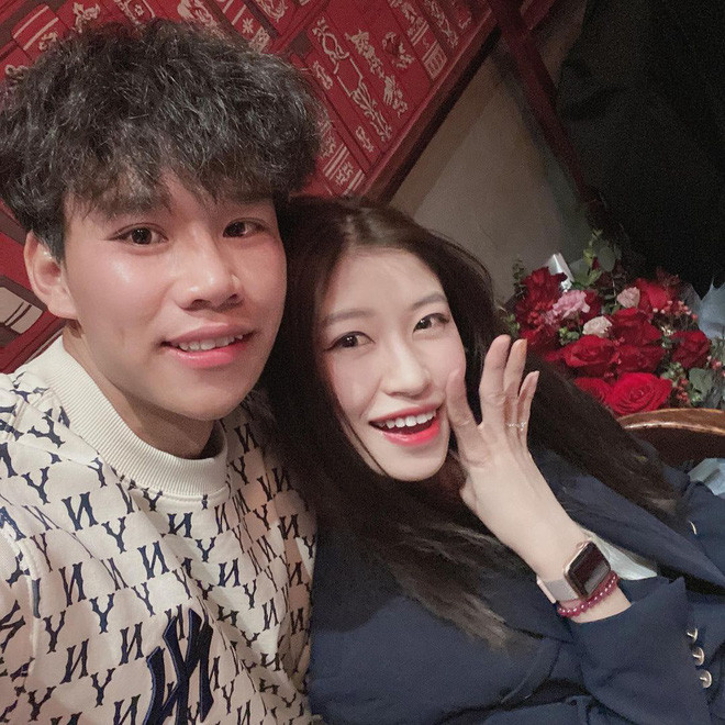 Chỉ trong một thời gian ngắn, dân tình đã "bội thực" trước hàng loạt tin cưới hỏi, đặc biệt là trong giới cầu thủ. Mới đây nhất, Vóc Đỗ - bạn gái giàu sụ của hậu vệ Văn Dũng (CLB Hà Nội) cũng vừa khoe loạt ảnh được cầu hôn trên Instagram.