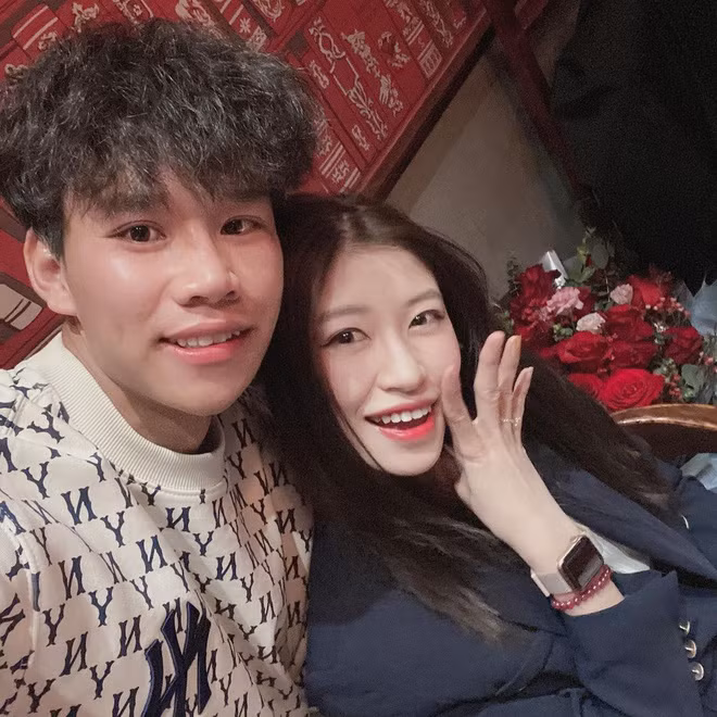 Chỉ trong một thời gian ngắn, dân tình đã "bội thực" trước hàng loạt tin cưới hỏi, đặc biệt là trong giới cầu thủ. Mới đây nhất, Vóc Đỗ - bạn gái giàu sụ của hậu vệ Văn Dũng (CLB Hà Nội) cũng vừa khoe loạt ảnh được cầu hôn trên Instagram.