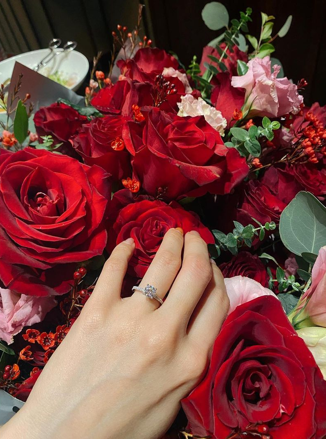 Vóc Đỗ còn chia sẻ thêm vào ngày đặc biệt, bạn trai Văn Dũng đã đưa cô nàng đi ăn ở một nhà hàng xinh xinh, tất nhiên là không tiết lộ gì cả.