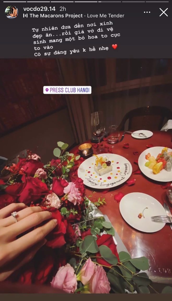 Kèm theo đó, Vóc Đỗ đăng tải loạt hình ảnh cô nàng ôm một bó hoa khổng lồ, trên tay là chiếc nhẫn kim cương cũng không hề nhỏ chút nào.