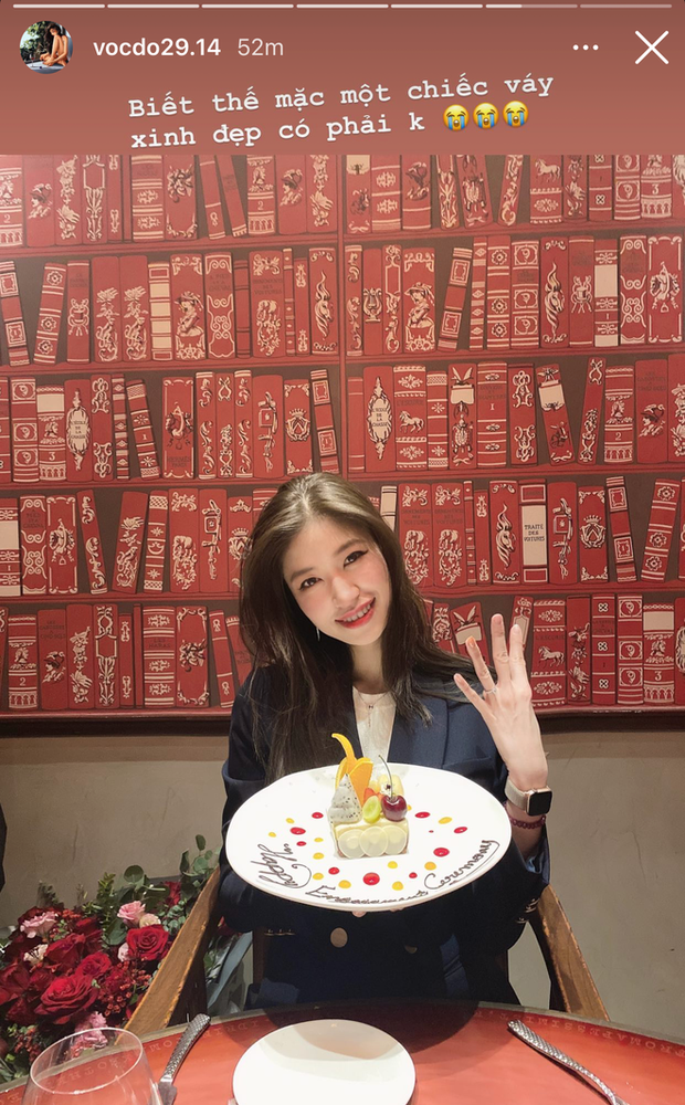 Sau đó, Văn Dũng giả vờ đi vệ sinh rồi mang hoa và nhẫn vào. Tất cả phải khiến cô nàng thốt lên rằng: "Có một sự đáng yêu không hề nhẹ!".