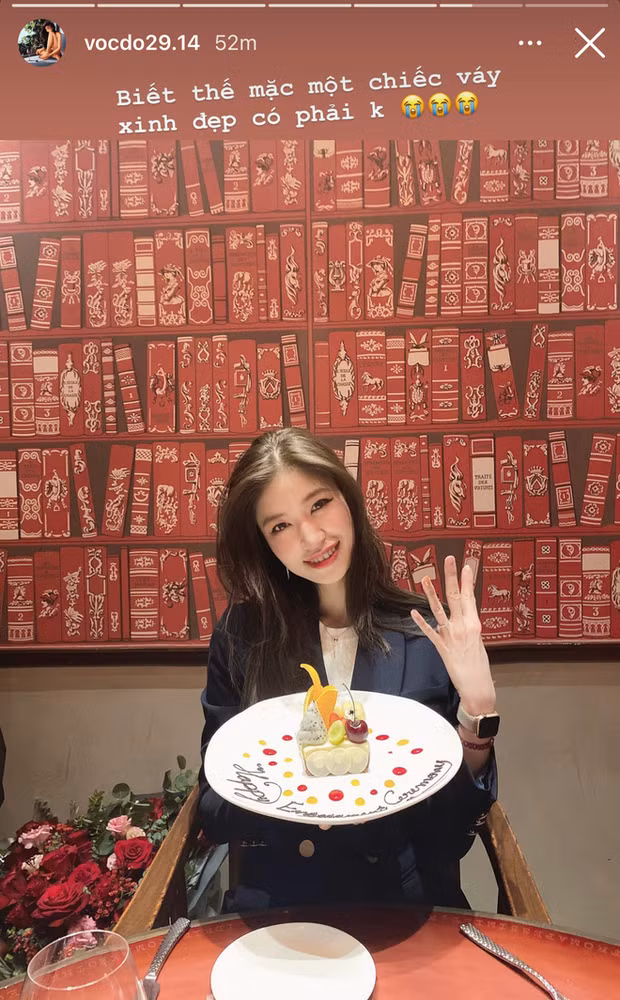 Sau đó, Văn Dũng giả vờ đi vệ sinh rồi mang hoa và nhẫn vào. Tất cả phải khiến cô nàng thốt lên rằng: "Có một sự đáng yêu không hề nhẹ!".