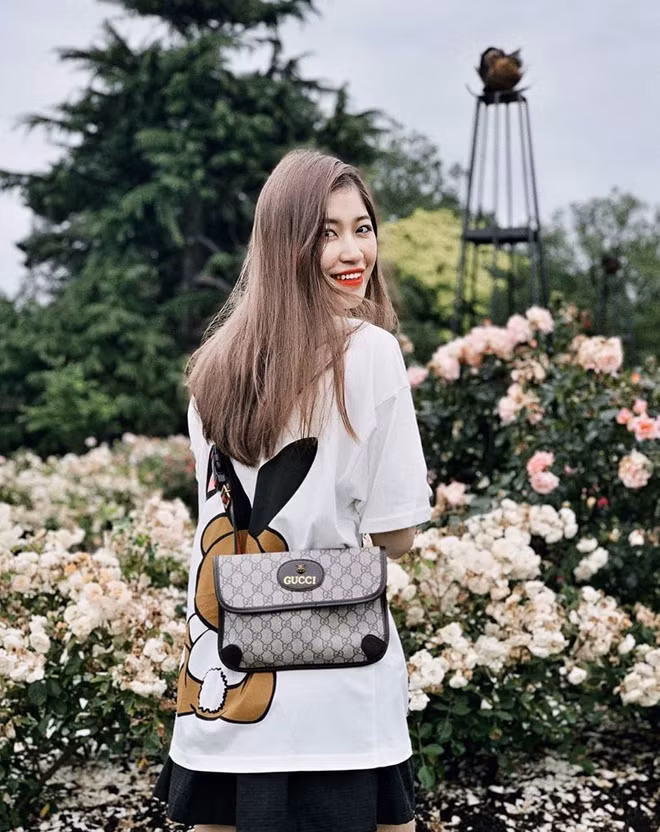 Vóc Đỗ là một trong những nàng WAGs Việt khá kín tiếng trên MXH. Tuy nhiên, mỗi lần xuất hiện, cô nàng đều gây chú ý cho nhiều người bởi nhan sắc và guu thời trang sang chảnh.