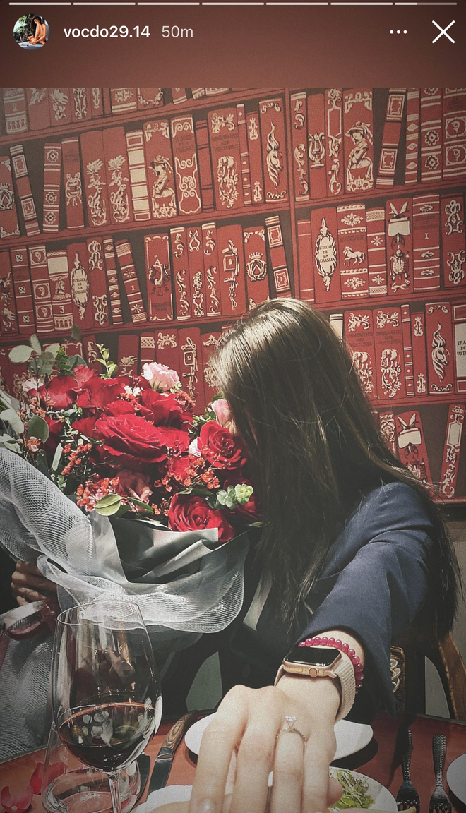 Trên trang cá nhân của mình, sau khi được bạn trai cầu hôn, nàng WAGs Vóc Đỗ chia sẻ: ""Yes, I do! Thank my husband for all the surprises you gave me. It was an amazing day" (tạm dịch: Vâng, em đồng ý! Cảm ơn chồng vì tất cả những bất ngờ anh đã mang tới cho em. Đó là một ngày thực sự tuyệt vời!).