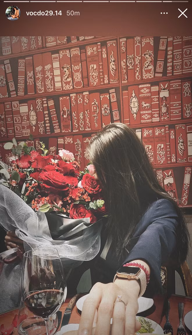 Trên trang cá nhân của mình, sau khi được bạn trai cầu hôn, nàng WAGs Vóc Đỗ chia sẻ: ""Yes, I do! Thank my husband for all the surprises you gave me. It was an amazing day" (tạm dịch: Vâng, em đồng ý! Cảm ơn chồng vì tất cả những bất ngờ anh đã mang tới cho em. Đó là một ngày thực sự tuyệt vời!).