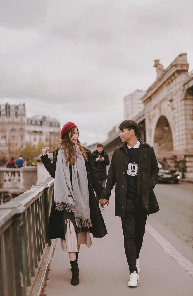 Được biết, Vóc Đỗ và Văn Dũng đã yêu nhau 8 năm. Cả hai cũng từng có thời gian phải yêu xa khá dài, tuy nhiên vượt qua mọi khó khăn, cuối cùng cặp đôi vẫn đi được đến happy ending như hôm nay.