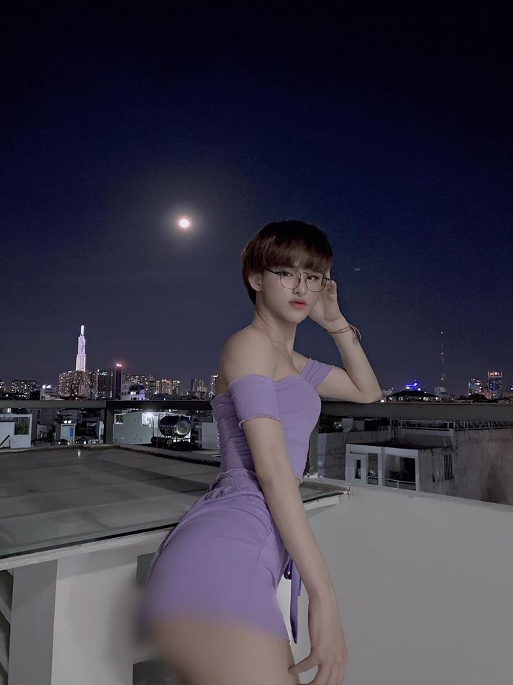 Trần Đức Bo chăm diện đồ bó sát và quanh đi quẩn lại tạo một dáng để phô diễn vòng 3 trước ống kính.