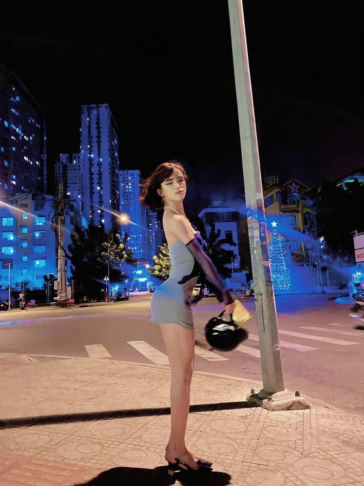 Mới đây thôi, thảm họa mạng Trần Đức Bo lại thêm một lần nữa khiến cho cộng đồng mạng phải khó thở. Cụ thể, diện một bộ váy áo bó sát của nữ giới, đeo đôi giày cao gót và cầm trên tay chiếc mũ bảo hiểm đang đứng đợi ai đó ở cột điện.