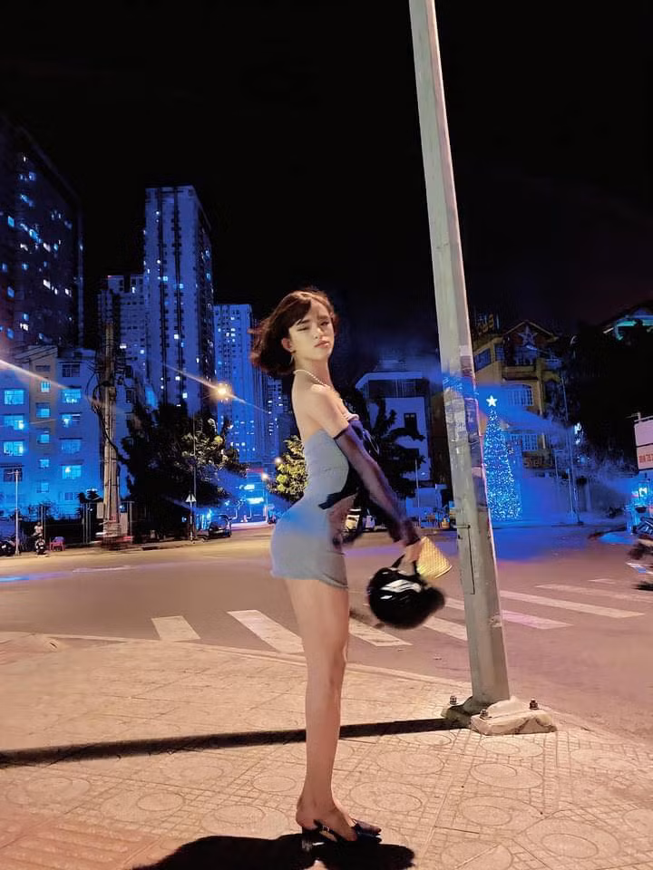 Mới đây thôi, thảm họa mạng Trần Đức Bo lại thêm một lần nữa khiến cho cộng đồng mạng phải khó thở. Cụ thể, diện một bộ váy áo bó sát của nữ giới, đeo đôi giày cao gót và cầm trên tay chiếc mũ bảo hiểm đang đứng đợi ai đó ở cột điện.