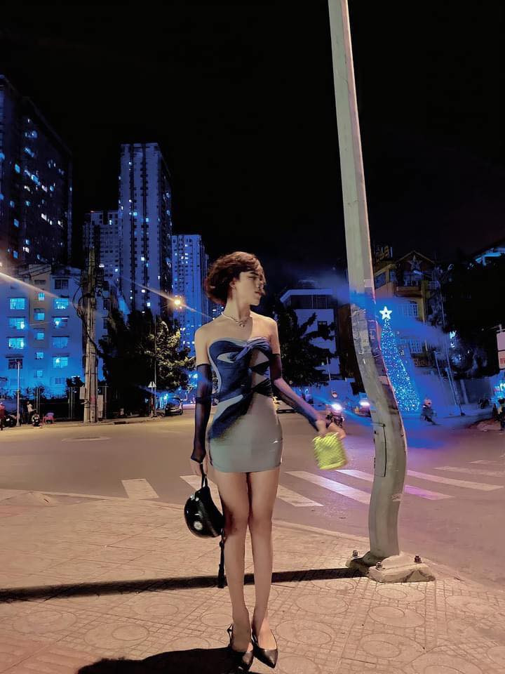 Đồng thời, Đức Bo cũng không quên thực hiện những màn tạo dáng, ưỡn ẹo khoe vòng 3 của mình.