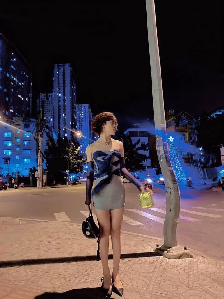 Đồng thời, Đức Bo cũng không quên thực hiện những màn tạo dáng, ưỡn ẹo khoe vòng 3 của mình.