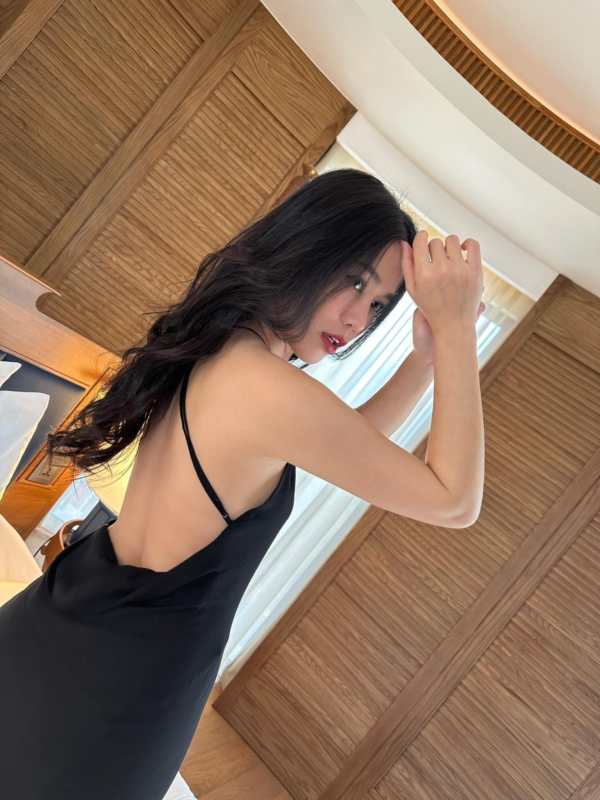 Dưới phần bình luận, không ít những lời khen được netizen để lại dưới bài đăng của Ngọc Thảo. Tuy nhiên, các fan cũng không quên "cà khịa" nàng hot girl rằng dù đẹp nhưng vẫn ế.