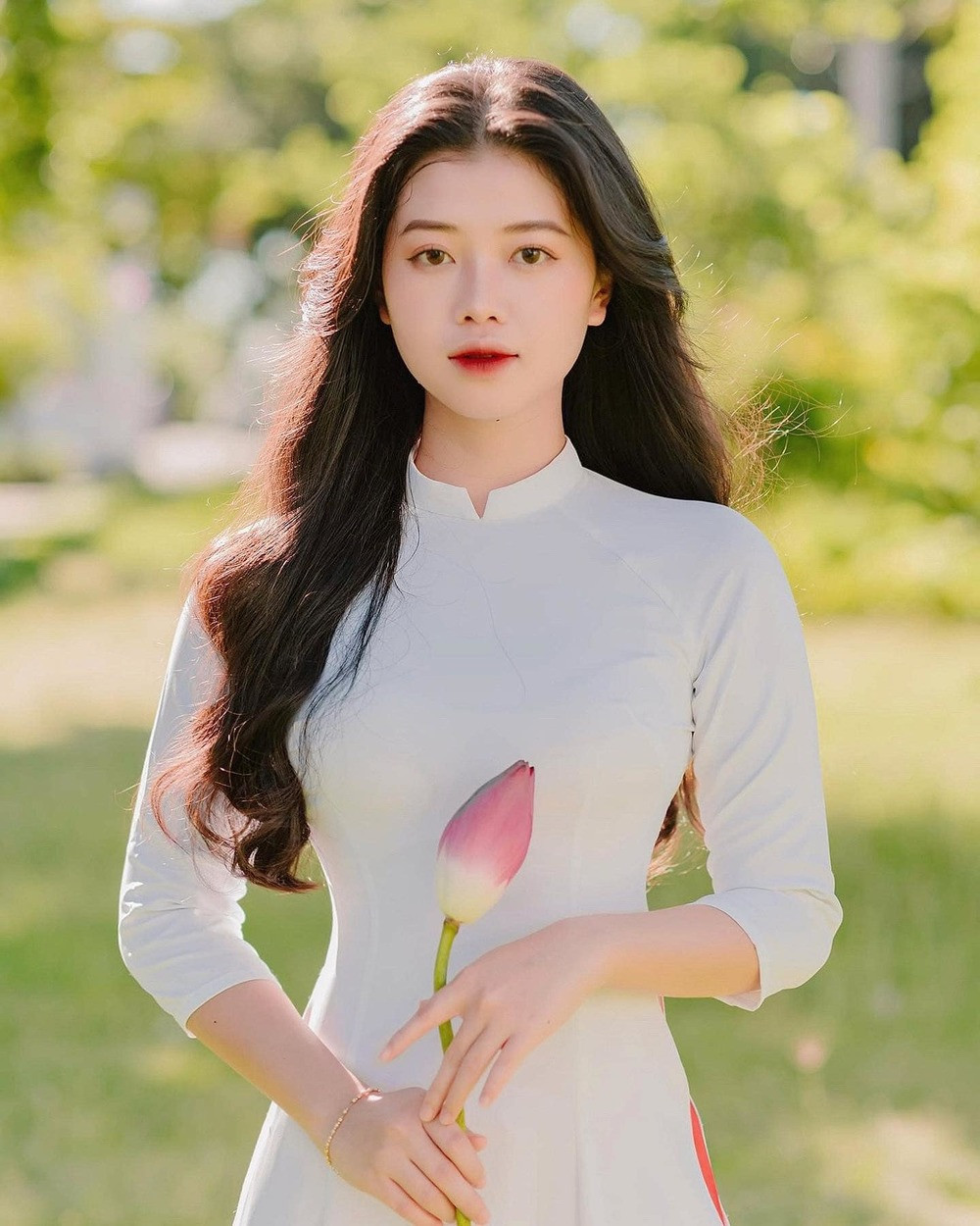 "Mình hạnh phúc với công việc hiện tại. Lý do lớn nhất có lẽ do mình rất yêu trẻ con. Có những ngày mình rất mệt mỏi, thế nhưng chỉ cần bước tới cửa lớp, nhìn thấy học sinh thì bất giác tâm trạng được cải thiện hơn rất nhiều. Biết bao áp lực công việc và cuộc sống cũng tan biến hết", Trà Giang nói.