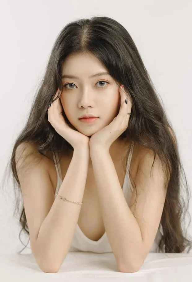 Chủ nhân của loạt clip triệu view này là cô giáo trẻ có tên Trà Giang (SN 2000). Hiện cô bạn đang làm việc tại một trường Tiểu học tại thành phố Buôn Ma Thuột, tỉnh Đắk Lắk.