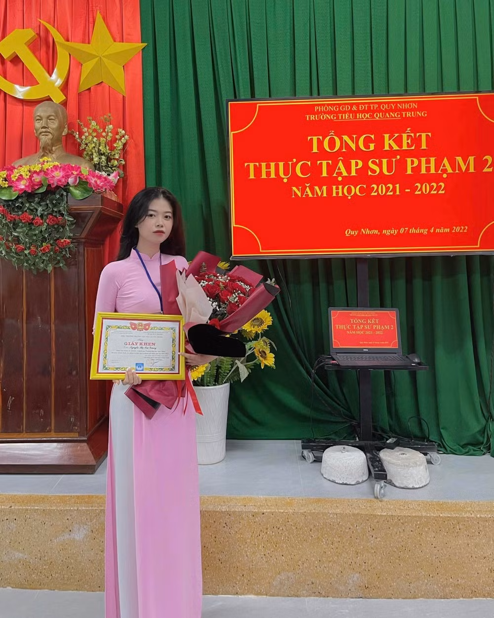 Với ngoại hình xinh xắn và cách phối đồ cực xinh, không ngạc nhiên khi cô giáo này sở hữu tài khoản mạng xã hội có nhiều người theo dõi, chỉ riêng tài khoản Instagram đã có gần 200.000 người followers.