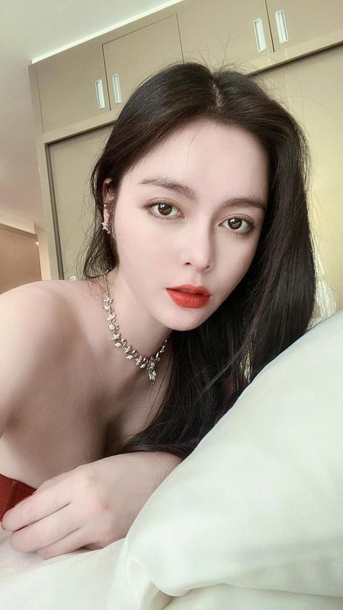 Theo đó, khi được BTV hỏi về việc đã theo dõi đội tuyển Brazil cách đây bao nhiêu năm, gái xinh này bày tỏ: "Từ khi em còn học cấp 1, nghĩa là vào những năm 2000, 2002. Thế hệ của Ronaldo, Ronaldinho, Pele...".