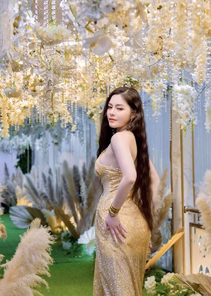 Ngoài ra, Cao Diệp Anh còn tự điều chế sản phẩm dưỡng da để chủ động hơn trong việc giữ gìn nhan sắc. Cô nàng tiết lộ: "Ngoài thời gian làm việc tôi thích ở nhà nghiên cứu và điều chế mỹ phẩm từ thành phần tự nhiên kết hợp với thành phần hóa học...