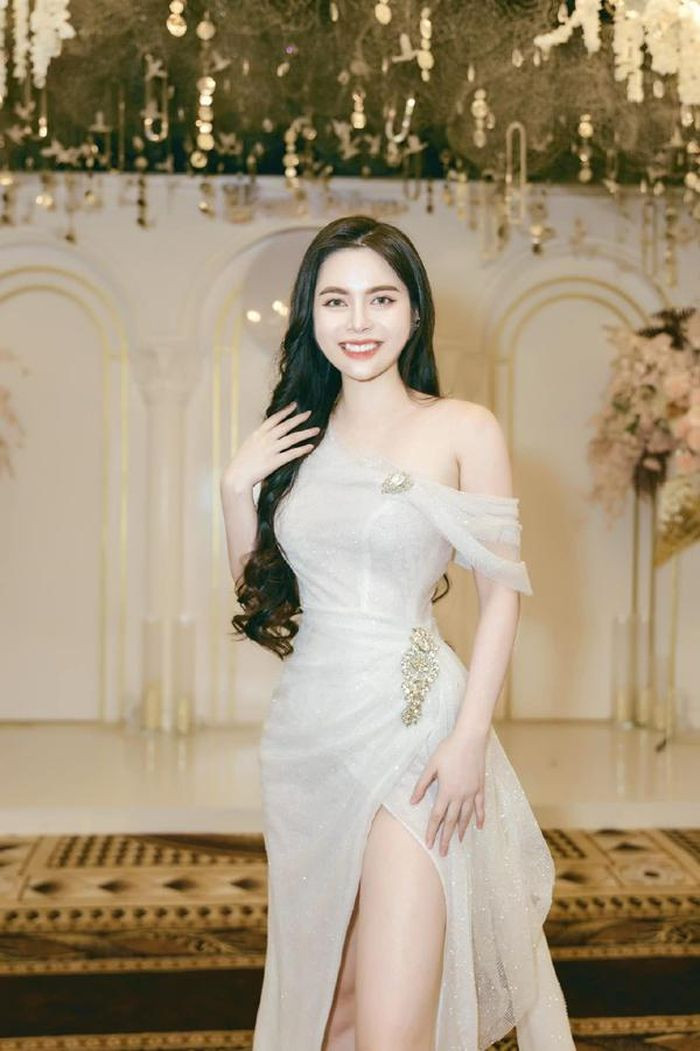 Nói về làn da đẹp, hot girl họ Cao chia sẻ: "Tôi thấy làn da của mình cũng có ưu có khuyết. Ưu là da trắng hồng, căng mọng. Khuyết là nhạy cảm, dễ bị kích ứng hoặc lên mụn khi ra ngoài trời nóng, khói bụi".