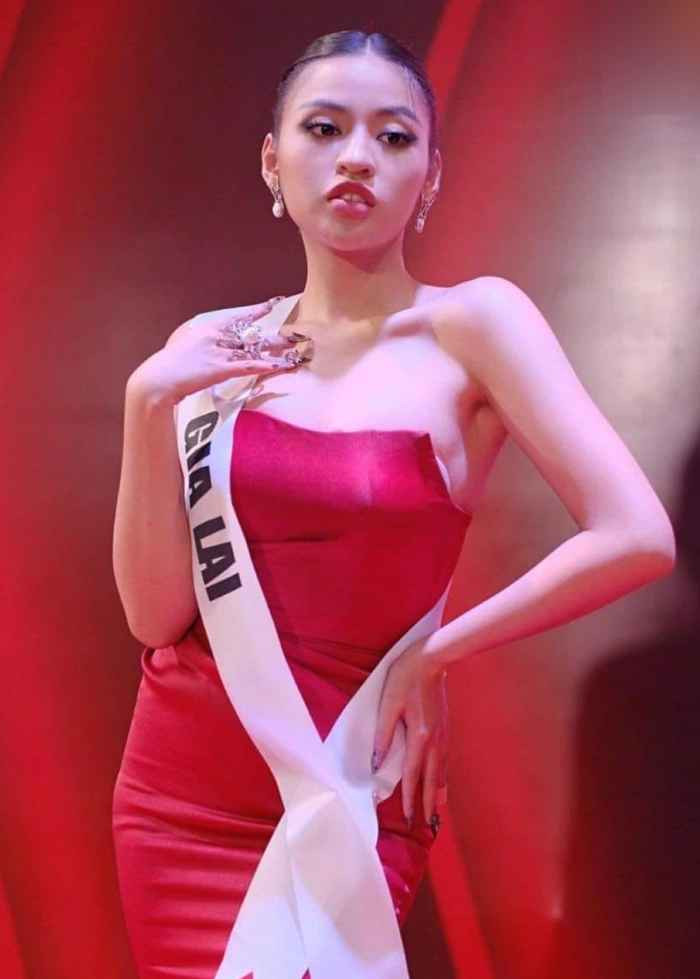 Nhưng mọi chuyện không như mong đợi, hot girl TikTok gốc Gia Lai này bị bóc mẽ nhan sắc thật trên sóg truyền hình thông qua nhiều tập thử thách của cuộc thi.