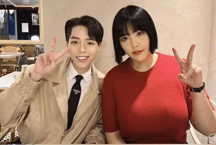 Mới đây nhất, Đức Phúc đã khoe hình tái hợp " thánh ăn" Yang Soobin. Có thể thấy, so với thời điểm 5 năm trước khi đóng MV, Yang Soobin đã hoàn toàn "lột xác".