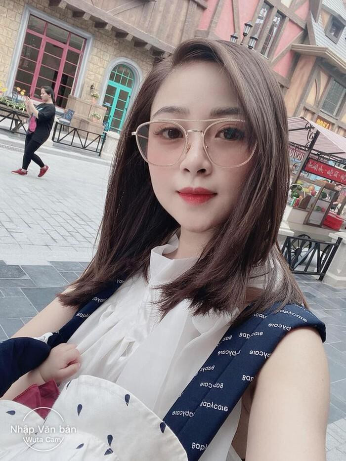 Khi bị săm soi nhan sắc, Nhật Linh thẳng thắn: "Thời nay, con trai còn dùng app huống chi là con gái mọi người nhỉ? Chụp thẳng thì mặt đỡ vuông chứ mặt mình 2 bên có vuông thật mà".