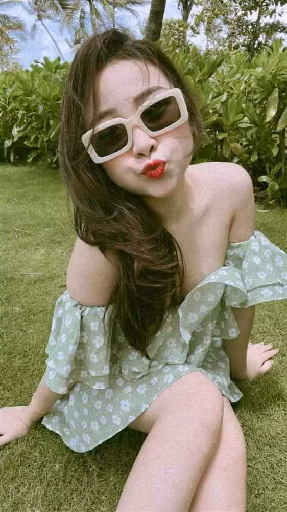 Cũng chính từ việc chọn set đồ bó sát sáng màu, nàng hot girl xứ Nghệ để lộ nhược điểm vòng 2 kém săn chắc cùng phần đùi to