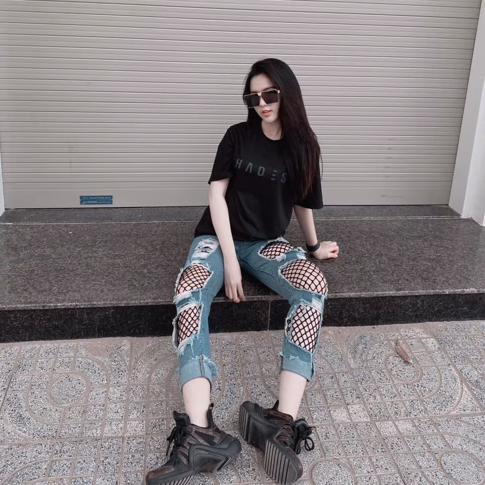 Bản thân Đoan Nghi cũng rất thích vẽ, thiết kế trang phục. Hot girl Gen Z này có phong cách thời trang đa dạng và linh hoạt tùy theo hoàn cảnh.