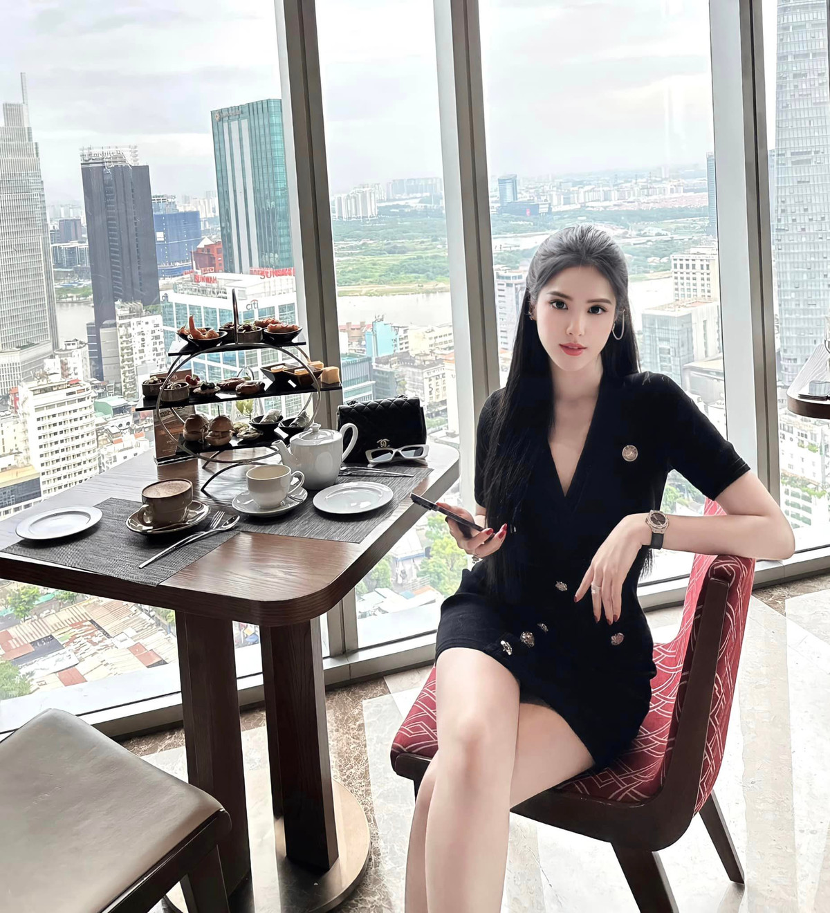 Công việc này mang lại cho Đoan Nghi những kinh nghiệm thực tế thú vị, cô được học hỏi và làm việc với những nhiếp ảnh gia chuyên nghiệp, được học cách biểu cảm, thể hiện cảm xúc trước ống kính.