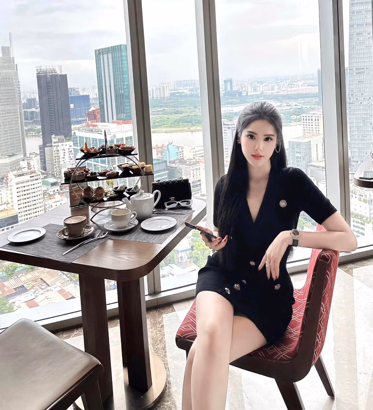 Công việc này mang lại cho Đoan Nghi những kinh nghiệm thực tế thú vị, cô được học hỏi và làm việc với những nhiếp ảnh gia chuyên nghiệp, được học cách biểu cảm, thể hiện cảm xúc trước ống kính.