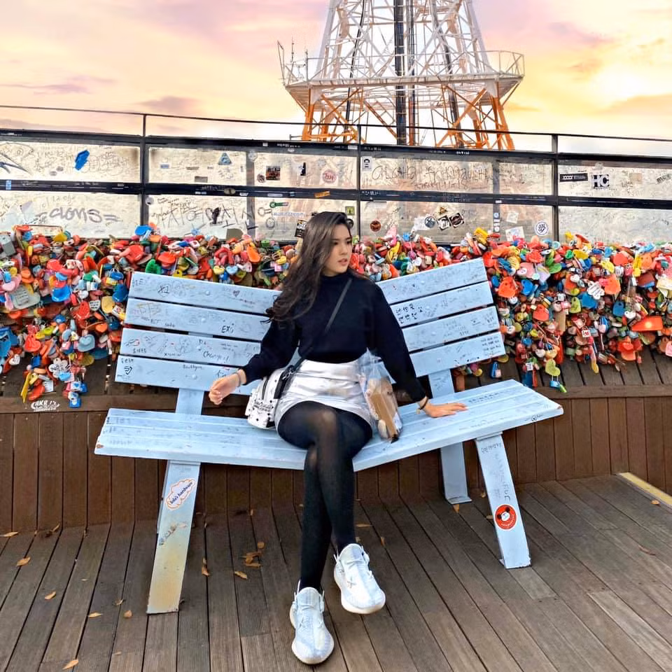 Đoan Nghi có chiều cao 1m68 cùng số đo 3 vòng: 87-56-96 (cm). Phong cách thời trang đời thường của cô trẻ trung, quyến rũ.