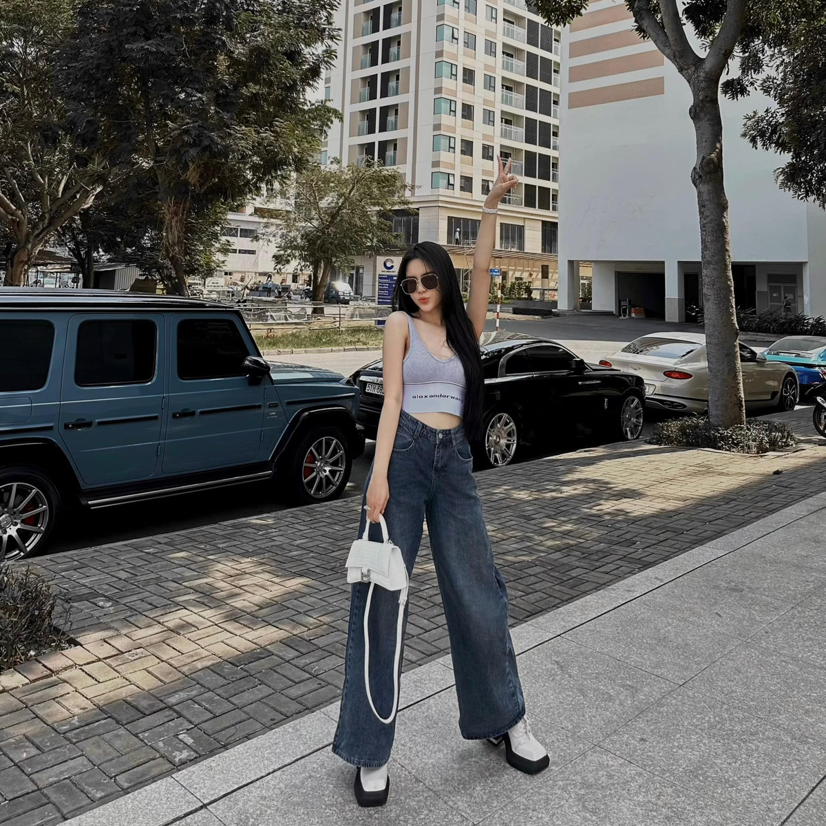 Không những thế Đoan Nghi còn có một làn da trắng hồng rạng rỡ và chiều cao ấn tượng cùng số đo 3 vòng hoàn hảo nên Đoan Nghi luôn tự tin trong mọi set đồ.