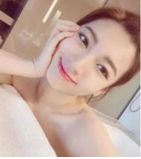 Trước đây, cô nàng là MC và người mẫu.