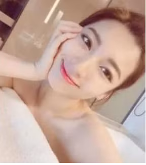 Trước đây, cô nàng là MC và người mẫu.