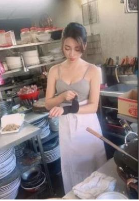 Dù chỉ bán chiên cơm nhưng cô gái mặc đồ rất gợi cảm, gương mặt thanh tú cuốn hút người nhìn.